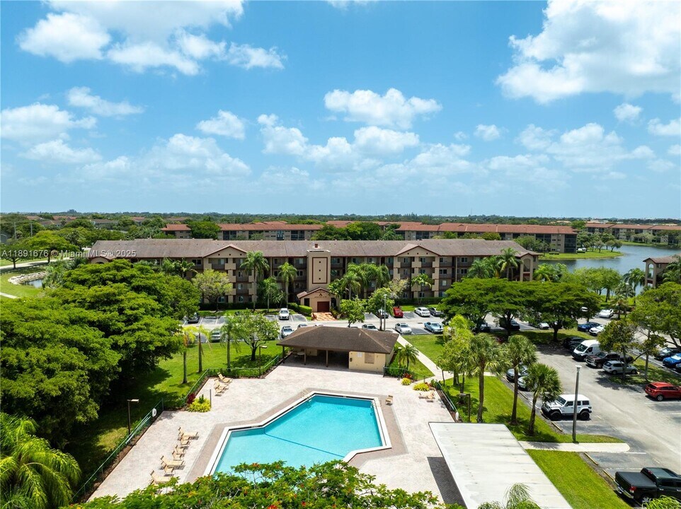 13700 SW 11th St in Pembroke Pines, FL - Foto de edificio