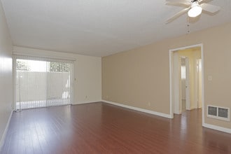 Spencer Arms in Torrance, CA - Building Photo - Building Photo