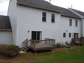 28 Kingswood Rd in Branchburg, NJ - Foto de edificio - Building Photo
