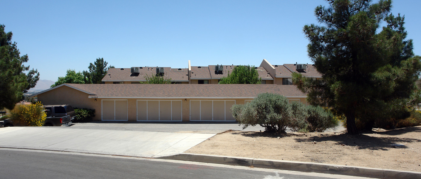 16462 Kalo Rd in Apple Valley, CA - Foto de edificio