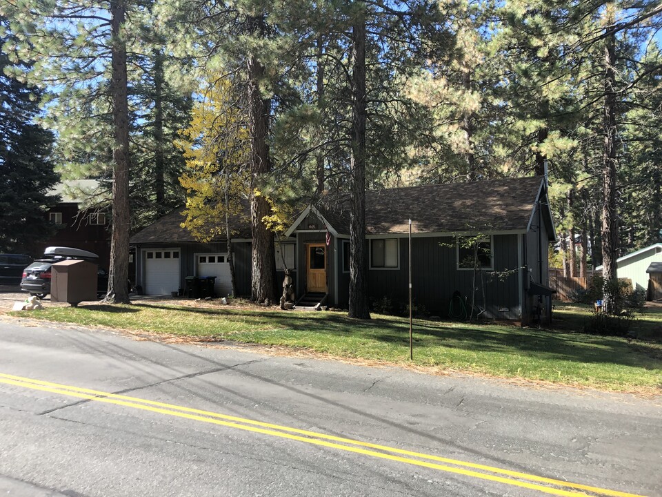 12172 Rainbow Dr in Truckee, CA - Foto de edificio