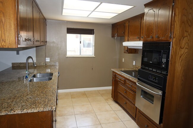 6819 Pocket Rd in Sacramento, CA - Foto de edificio - Building Photo