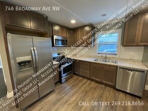 746 Broadway Ave NW in Grand Rapids, MI - Building Photo - Building Photo