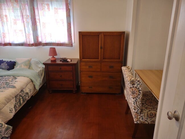 2074 St Louis Dr, Unit MasterBedroom in Honolulu, HI - Building Photo - Building Photo