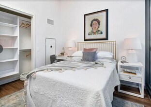 341 W Chestnut St in Chicago, IL - Building Photo - Building Photo