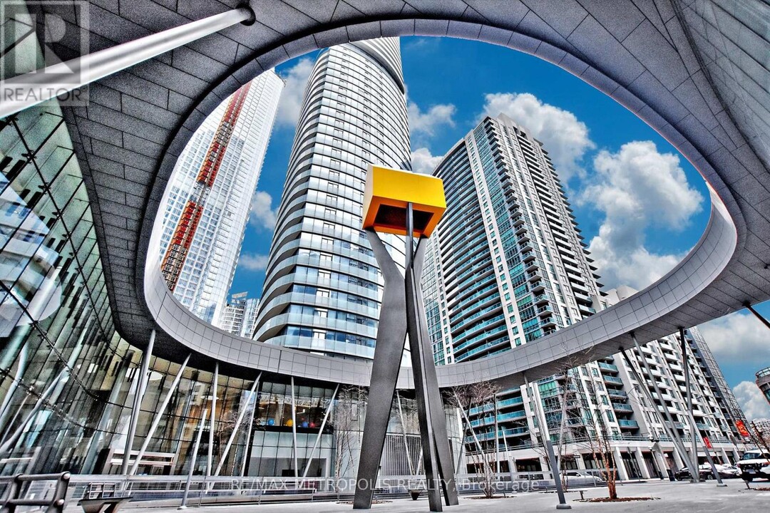 19-3919 Grand Trunk Crescent in Toronto, ON - Building Photo