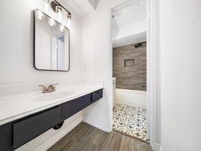 1610 Crestdale Dr in Houston, TX - Building Photo - Building Photo