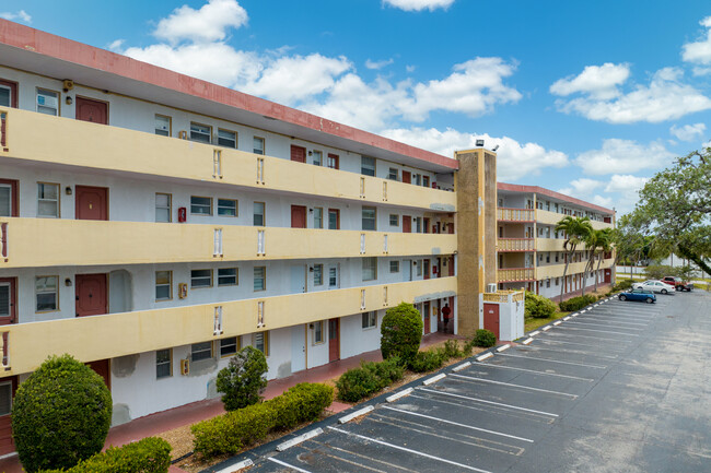 Royal Oaks Condominium in Miami, FL - Foto de edificio - Building Photo