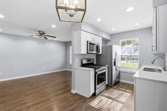 6002 Tracy Lynn Ln in Austin, TX - Foto de edificio - Building Photo