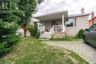 265 Reiner Rd in Toronto, ON - Building Photo