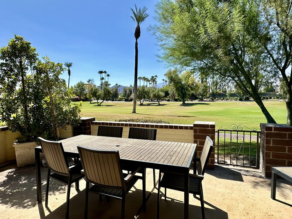 255 San Remo St in Palm Desert, CA - Foto de edificio