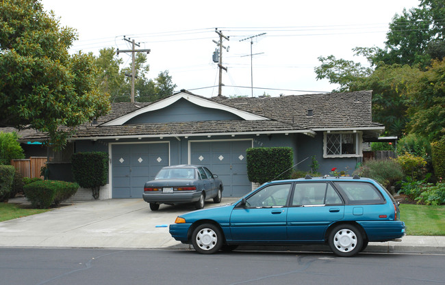 2070-2072 Towne & Country Ln in Santa Clara, CA - Building Photo - Building Photo