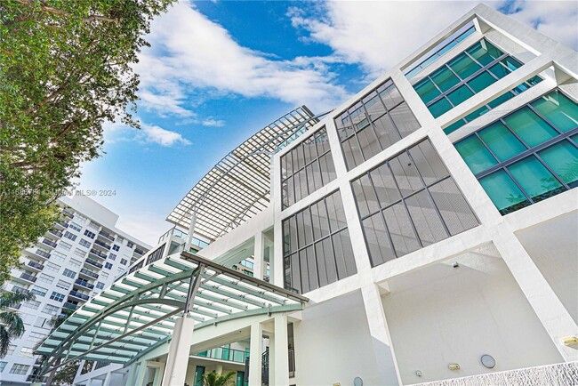 6000 Collins Ave in Miami Beach, FL - Building Photo - Building Photo