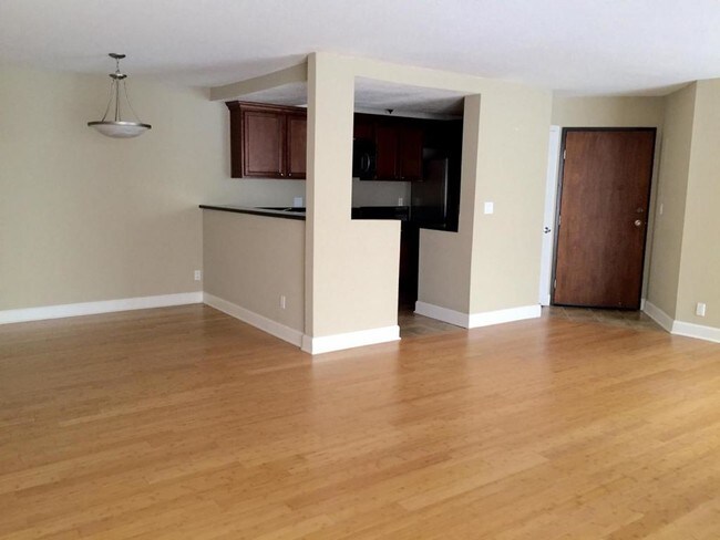 1633 S Bentley Ave-Unit -107 in Los Angeles, CA - Building Photo - Building Photo