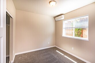 441 Talent Ave, Unit 9 in Talent, OR - Building Photo - Building Photo