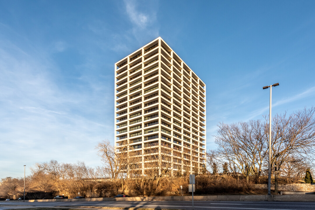 One Park Place in Kansas City, MO - Building Photo