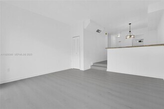 10900 SW 104th St in Miami, FL - Building Photo - Building Photo