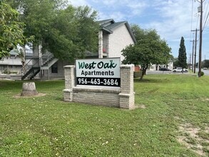 West Oak Apartments in Weslaco, TX - Foto de edificio - Building Photo