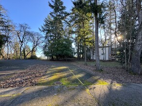 2121 Hawkins Ln in Eugene, OR - Building Photo - Building Photo