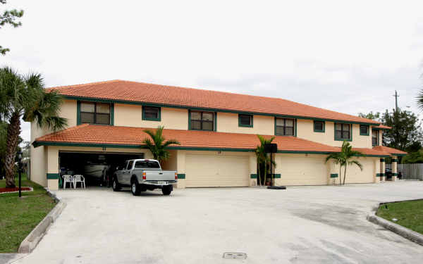 13716 Sunflower Ct in Wellington, FL - Foto de edificio