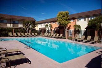 Tustin Parc Townhomes & Apartments in Tustin, CA - Foto de edificio - Building Photo