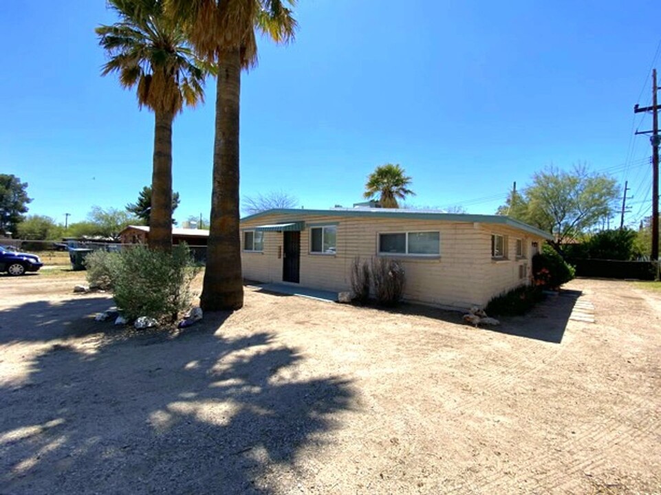 2035 N Sahuara Ave in Tucson, AZ - Building Photo