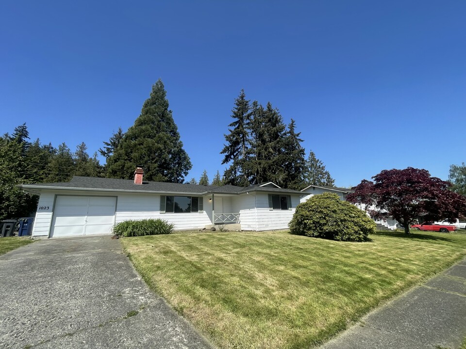 1023 N Viewmont Dr in Mount Vernon, WA - Building Photo