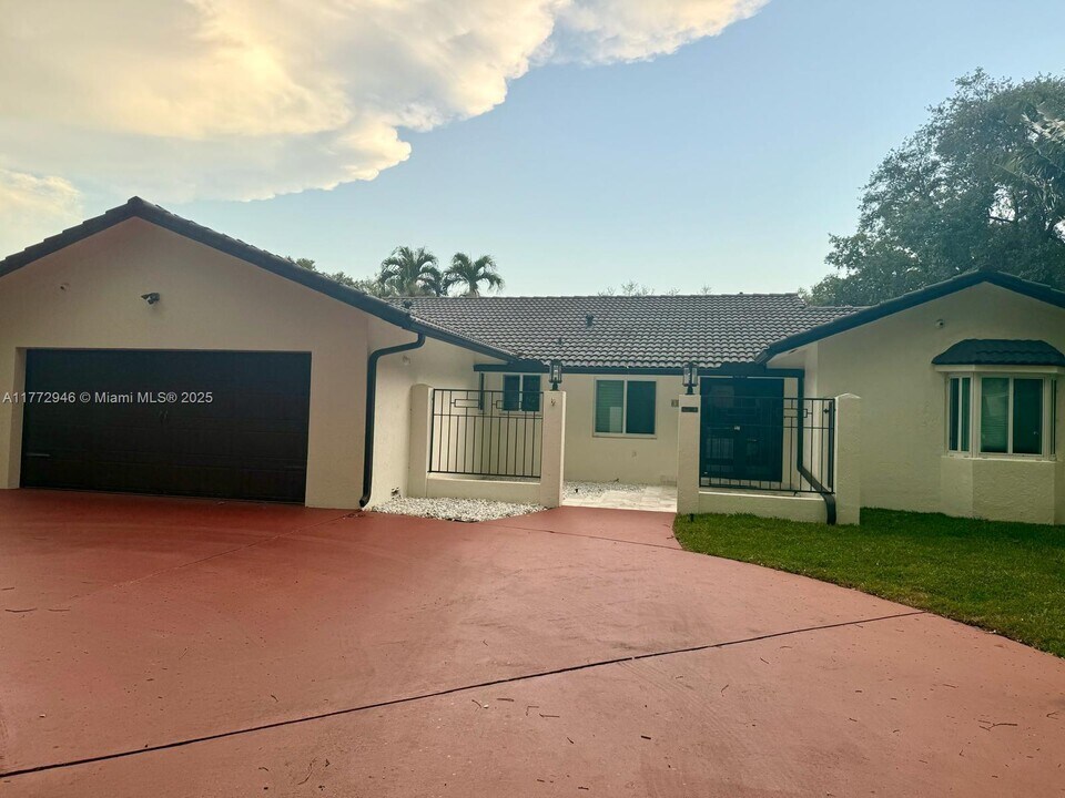 8370 NW 167th Terrace in Miami Lakes, FL - Building Photo