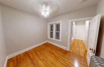 906 Massachusetts Ave, Unit 6 in Cambridge, MA - Building Photo - Building Photo