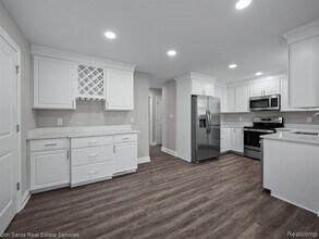 895 Harcourt Rd in Grosse Pointe Park, MI - Foto de edificio - Building Photo