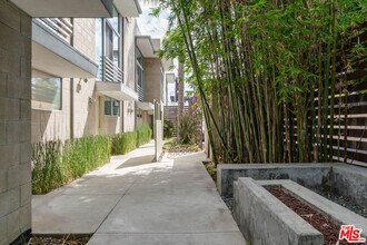 717 Highland Ave in Los Angeles, CA - Building Photo - Building Photo