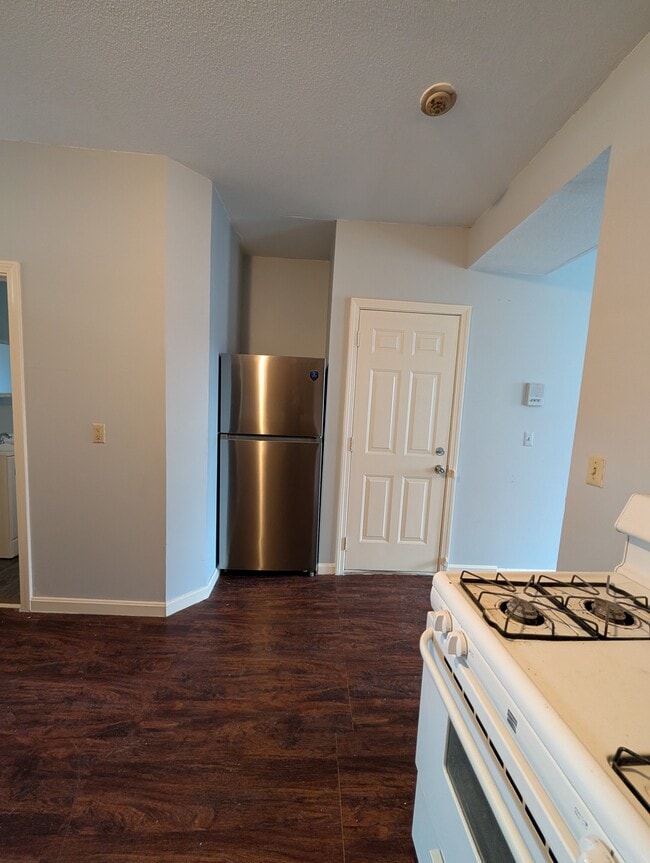 56 Elm St, Unit 1L in Holyoke, MA - Foto de edificio - Building Photo