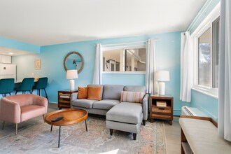 645 Manhattan Plz, Unit 203 in Boulder, CO - Building Photo - Building Photo