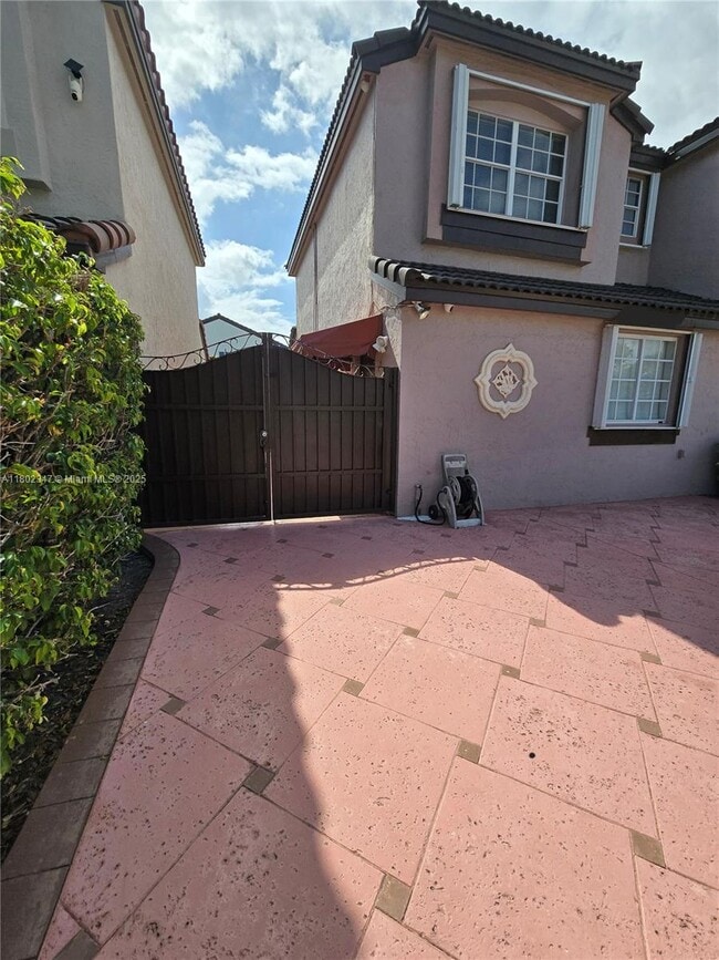 9xx5 1x5th Ct in Miami, FL - Building Photo - Building Photo