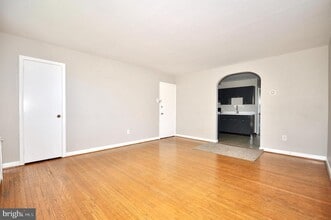 8035 Pine Rd in Philadelphia, PA - Building Photo - Building Photo