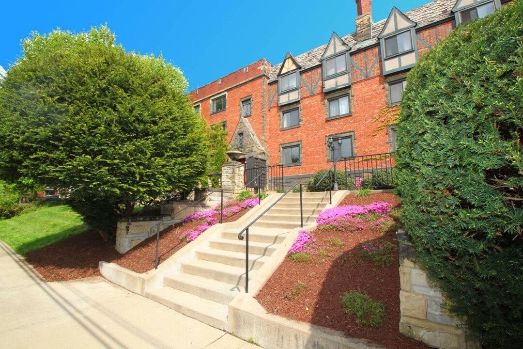 Bellevue Gables in Bellevue, PA - Building Photo