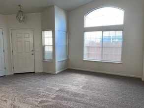 8743 Mesa Brook Way in Elk Grove, CA - Foto de edificio - Building Photo