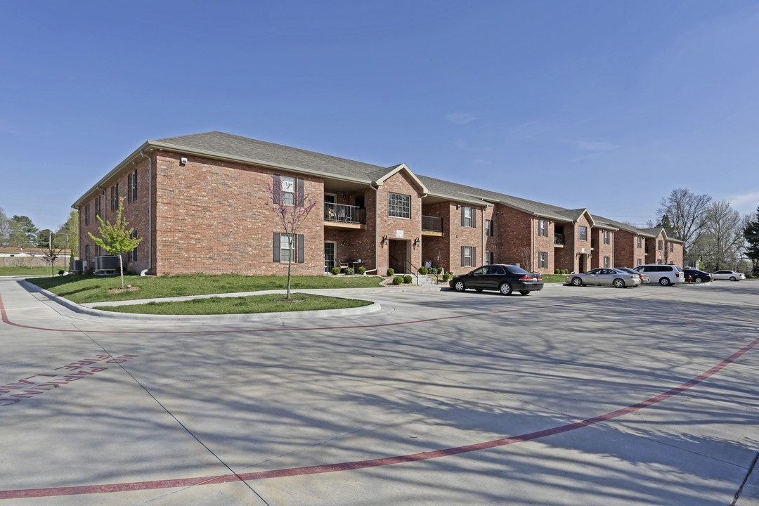 Woodfield Park Apartments in Springfield, MO - Building Photo