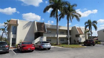 7193 W Country Club Dr N in Sarasota, FL - Building Photo