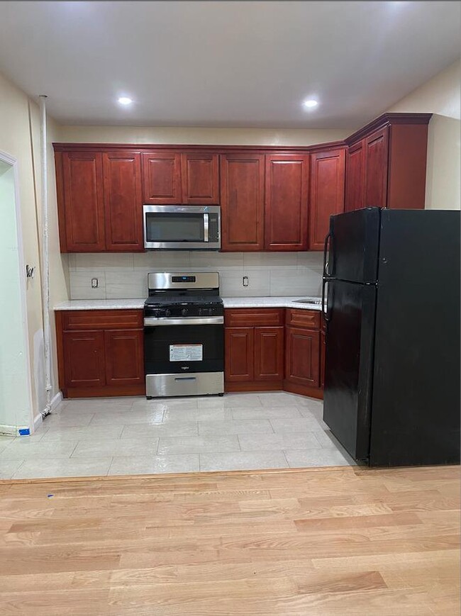 549 Hempstead Turnpike in Elmont, NY - Foto de edificio - Building Photo
