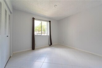 719 Gardens Dr, Unit 101 in Pompano Beach, FL - Building Photo - Building Photo