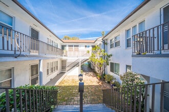 12012 Washington Pl in Los Angeles, CA - Foto de edificio - Building Photo