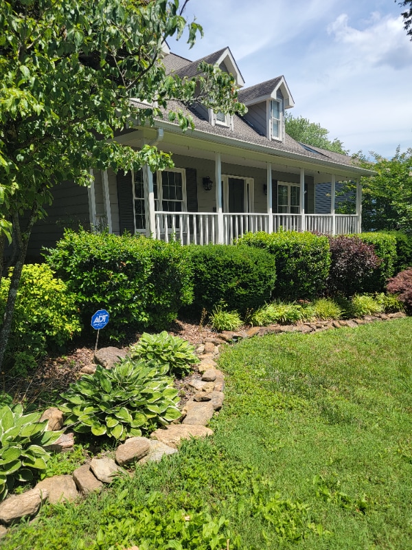 property at 712 E Fox Den Dr