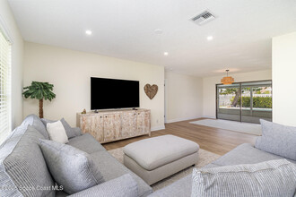 660 S Hedgecock Square in Satellite Beach, FL - Foto de edificio - Building Photo