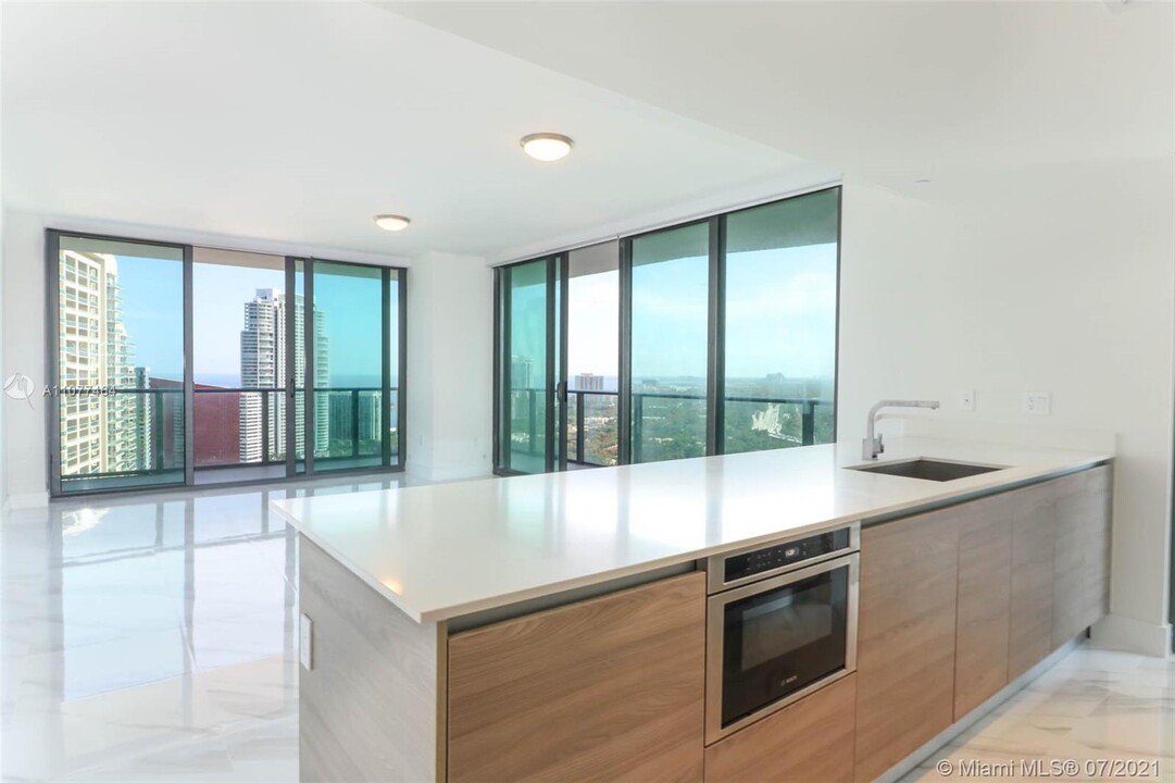 1300 S Miami Ave, Unit 2706 in Miami, FL - Building Photo