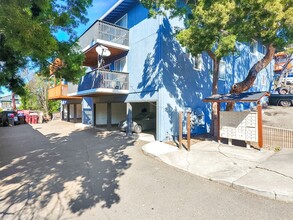 Foothill Terrace in San Leandro, CA - Building Photo - Building Photo