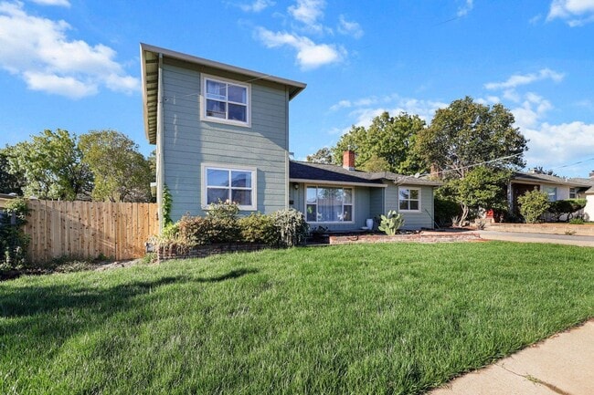 2254 Crestview Ave in Redding, CA - Building Photo - Building Photo