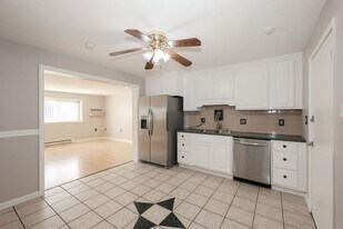 128 Loudon Rd in Concord, NH - Building Photo