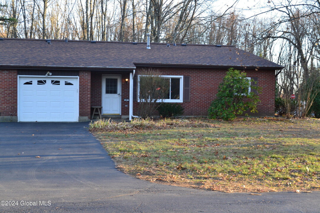 2C Lacosta Dr in Clifton Park, NY - Building Photo