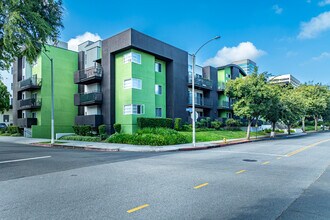 Noble Senior Housing in Sherman Oaks, CA - Foto de edificio - Primary Photo